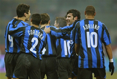 詹姆斯晒照质疑裁判判罚，湖人惜败雄鹿引发争议